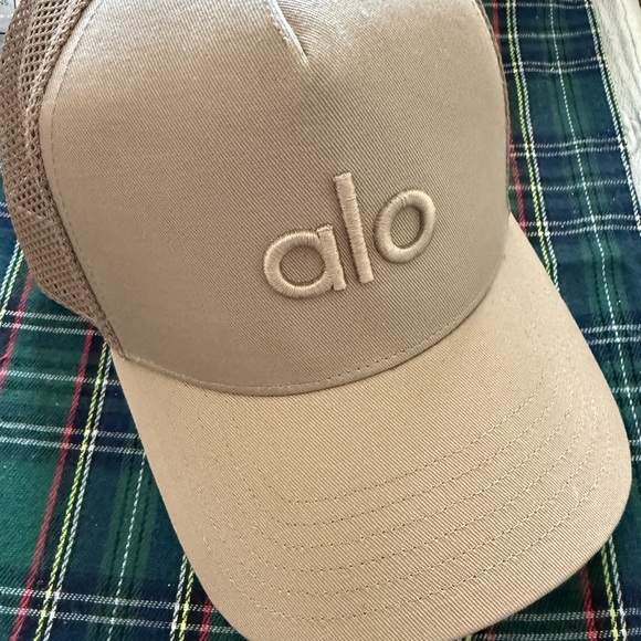 ALO Yoga Tan Baseball Cap - Picture 2 of 4